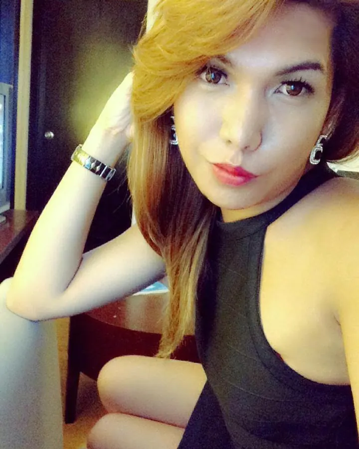 Femme aux cheveux orange en robe noire, selfie